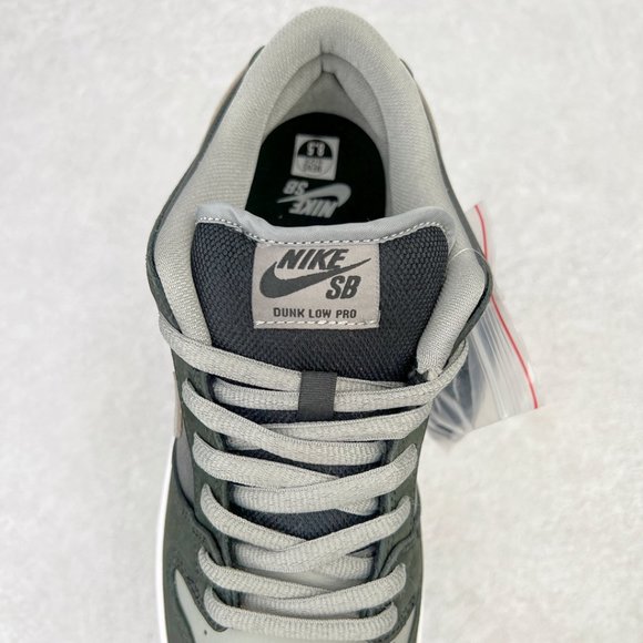 Perfect condition and never worn! main image 5
